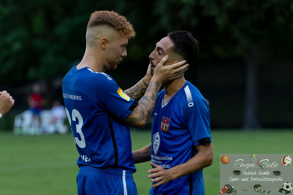 Hessenliga: Türk Gücü Friedberg - FC Eddersheim, 09.08.2024 | Noah Michel (Türk Gücü Friedberg #33) & Kamil Yikilmaz (Türk Gücü Friedberg #7), Türk Gücü Friedberg - FC Eddersheim, Friedberg, Städtischer Sportplatz, 9.8.2024 - Realisiert mit Pictrs.com