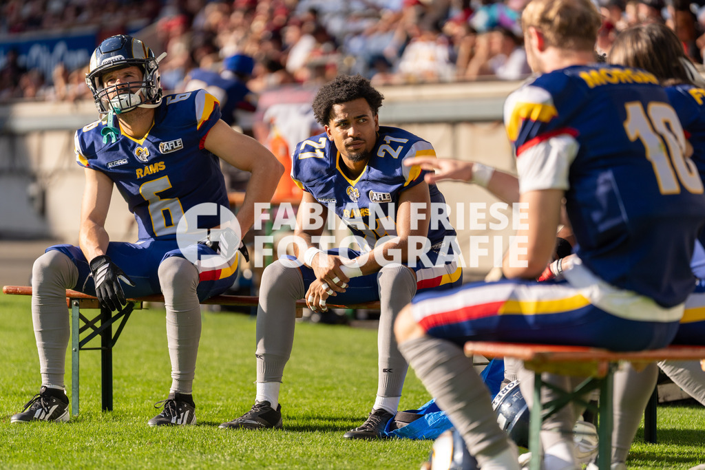 GER Rhein Fire vs. Alpine Rams, American Football, AFLE, Saison 2026, 01.08.2026 | Benjamin Lolmede (Alpine Rams, #06) und Joel Kuta (Alpine Rams, #21) auf der Bank,GER Rhein Fire vs. Alpine Rams, American Football, AFLE, Saison 2026, 01.08.2026Foto: Eibner-Pressefoto/Fabian Friese - Realisiert mit Pictrs.com