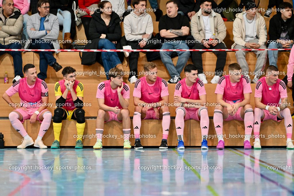 Carinthia Flamengo Futsal Club vs. Futsal Klagenfurt | Spielerbank Carinthia Flamengo, #24 Zoran Vukovic Carinthia Flamengo, #22 Philip Luschin Carinthia Flamengo, #7 Enes Brdjanovic Carinthia Flamengo, Carinthia Flamengo Futsal Club vs. Futsal Klagenfurt, Carinthia Flamengo Futsal Club vs. Futsal Klagenfurt am 01.12.2024 in Klagenfurt (Ballspielhalle Viktring), Austria, (Photo by Bernd Stefan)