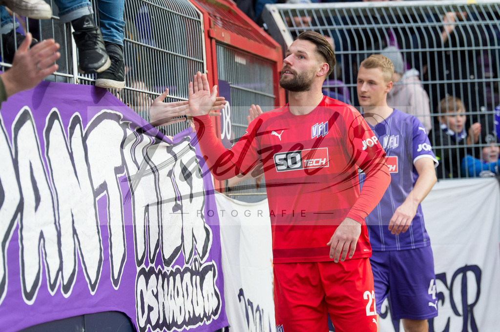 OSNTSV20211106_181 | Fussball, Herren: Torwart Philipp Kühn (VfL Osnabrueck) schaut bei dem Spiel der 3. Liga zwischen VfL Osnabrueck und TSV 1860 Muenchen im Stadion an der Bremer Bruecke am 06.11.2021 in Osnanbrueck, Deutschland.DFB / DFL REGULATIONS PROHIBIT ANY USE OF PHOTOGRAPHS AS IMAGE SEQUENCES AND/OR QUASI-VIDEO. - Realisiert mit Pictrs.com