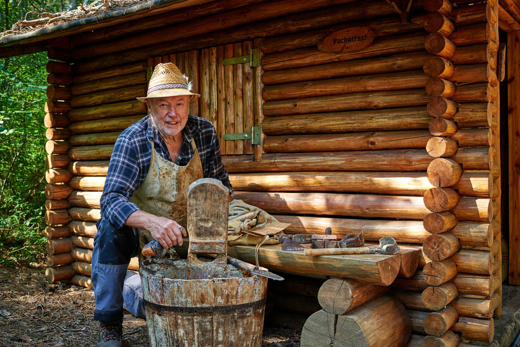 Pecher Gerhold Wöhrer | Matzendorf-Hölles, Austria - July 04, 2019: Pecherpfad in Hölles mit Pecher Gerhold Wöhrer; Darstellung der verschiedenen Pecherwerkzeuge. - Realisiert mit Pictrs.com