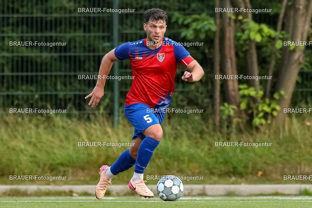 1_KFCWAT_20250723_0828.JPG -  - KFC Uerdingen - SG Wattenscheid 09 - Testspiel | Krefeld, Deutschland, 23.07.25: Ole Päffgen (KFC Uerdingen) in Aktion, am Ball, Einzelaktion waehrend des Testspiel Spiels zwischen KFC Uerdingen - SG Wattenscheid 09 in der Covestro Sportpark am 23. July 2025 in Krefeld, Deutschland. (Foto von Stefan Brauer/Brauer-Fotoagentur)