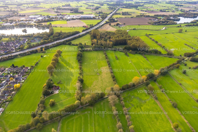 Hamminkeln241010885 | Luftbild, Wiesen und Felder mit Baumreihen an der Autobahn A3, links der Weikensee und Fluss Issel zum Baggersee Römerrast, Ringenberg, Hamminkeln, Niederrhein, Nordrhein-Westfalen, Deutschland