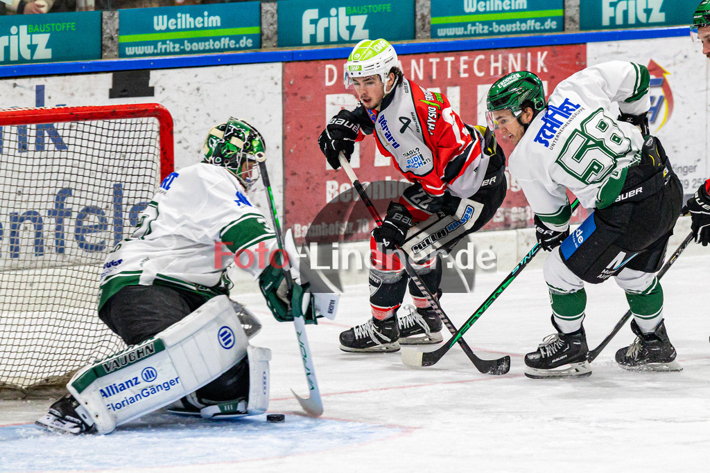 TSV Peißenberg Miners vs TSV Erding Gladiators | Eishockey Bayernliga 2023/2024, TSV Peißenberg Miners vs TSV Erding Gladiators, 20240107,
Torchance Sinan ONDÖRTOGLU (Miners 22),
2024-01-07 in Peißenberg (Eisstadion)
32 Dimitri PÄTZOLD (Gladiators Goalie 32), 22 Sinan ONDÖRTOGLU (Miners 22), 58 Paul PFENNINGER (Gladiators 58), 81 Maximilian FORSTER (Gladiators 81)
Copyright: WolfgangxLindner foto-lindner.de