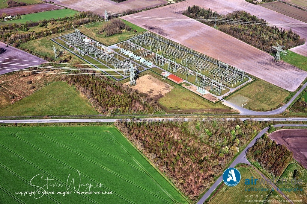Das 380/110-kV-Umspannwerk Husum-Nord liegt in Horstedt bei Husum - Luftbild | Das 380/110-kV-Umspannwerk Husum-Nord liegt in Horstedt bei Husum und wurde im Juli 2017 gebaut (bauvorbereitende Arbeiten ab April 2017).  Es verfügt über eine Leistung von 1,2 GW und verknüpft das 380-kV-Übertragungsnetz mit dem 110-kV-Verteilnetz.  Herzstück sind drei 285-Tonnen-Transformatoren; der letzte wurde im Juni 2020 per Schwertransport über Dänemark angeliefert.