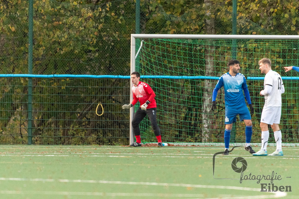 GVO Oldenburg-WSC Frisia | Herren Bezirksliga 2; GVO Oldenburg (weiß)-WSC Frisia Wilhelmshaven (blau) am 16.11.2025 in Oldenburg (Sportanlage GVO); Photo: Philip Eiben 2025 - Realisiert mit Pictrs.com
