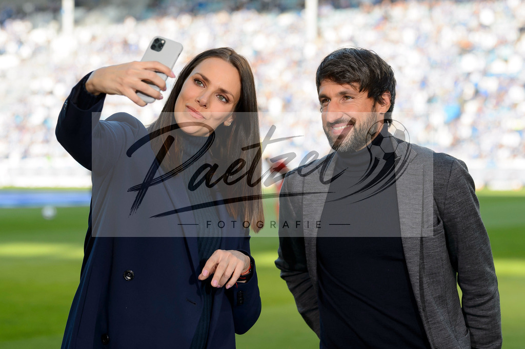 FCMFCK20210904_086 | Fussball, Herren: Sportschau-Moderatorin Esther Sedlaczek macht ein Selfie mit Sportschau-Experte Thomas Broich beim Spiel der 3. Liga zwischen 1. FC Magdeburg und 1. FC Kaiserslautern in der MDCC-Arena am 04.09.2021 in Magdeburg, Deutschland.DFB / DFL REGULATIONS PROHIBIT ANY USE OF PHOTOGRAPHS AS IMAGE SEQUENCES AND/OR QUASI-VIDEO. - Realisiert mit Pictrs.com