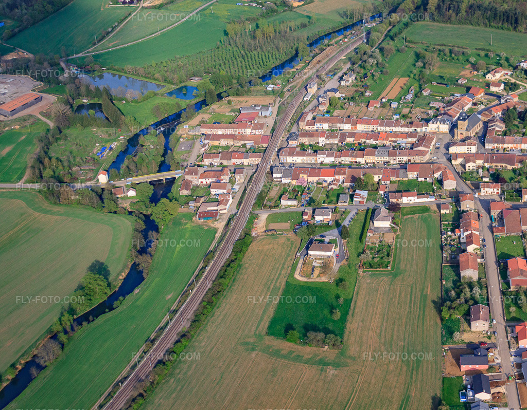 Aerial view: Village - view from the west on the Chiers river and at the edge of agricultural fields and farmland in Charency-Vezin in the state Meurthe et Moselle, France. – Photo: IMG_39755.jpg taken on 04/16/2011 by Werner Riehm/FLY-FOTO.com – Resolution of the original: 4068 x 3168 px