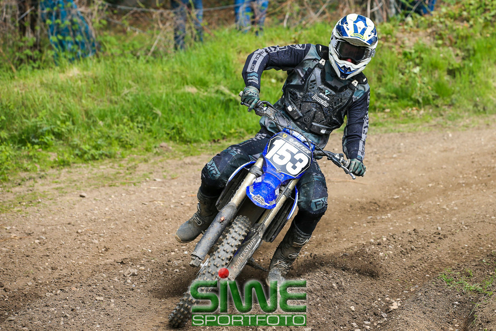 Motocross 1. Mai | Top-Sport beim 70. Motocross am Eyller Berg - Sidecar-Weltmeister am Start

Das 70. Motocross auf dem Eyller-Berg-Kurs bot den Motorsportfans zum Jubiläum ein hochkarätiges Sportprogramm. Der Motorclub Kamp-Lintfort hatte mit 3 Klassen ein volles Programm für den 1. Mai auf dem Plan. Die Rennen zur Europa offenen Deutschen Meisterschaft gab es gleich im im Doppelpack.
Als sportliches Highlight werden bei den Sidecars, wie die Seitenwagen international heißen, die besten deutschen Gespanne gegen internationale Topteams antreten.
In der Solodisziplin stehen die "Big Boys" der Open-DM am Start. - Realisiert mit Pictrs.com