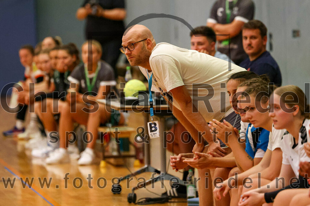 2023-09-16_021_TSV_Vaterstetten_gegen_SV_Muenchen_Laim | Baldham, Deutschland, 16.09.2023:
Handball, Bayernliga Frauen Staffel Süd 2023 / 2024, 1. Spieltag, TSV Vaterstetten gegen SV München Laim, Endergebnis: 23:34

Trainer Tobias Graf (TSV Vaterstetten)

Foto: Christian Riedel / fotografie-riedel.net
