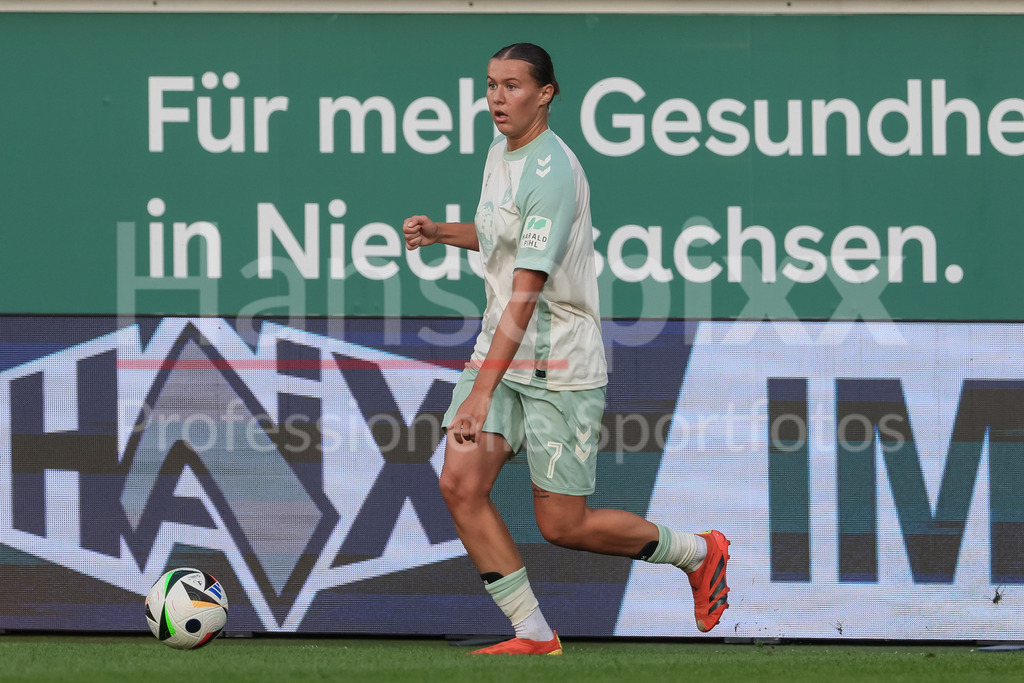 Fussball, Google Pixel Frauen-Bundesliga, VfL Wolfsburg - SV Werder Bremen | v.li.: Larissa Mühlhaus (SV Werder Bremen, 7) am Ball, Freisteller, Einzelbild, Ganzkörper, Aktion, Action, Spielszene, DIE DFB-RICHTLINIEN UNTERSAGEN JEGLICHE NUTZUNG VON FOTOS ALS SEQUENZBILDER UND/ODER VIDEOÄHNLICHE FOTOSTRECKEN. DFB REGULATIONS PROHIBIT ANY USE OF PHOTOGRAPHS AS IMAGE SEQUENCES AND/OR QUASI-VIDEO.