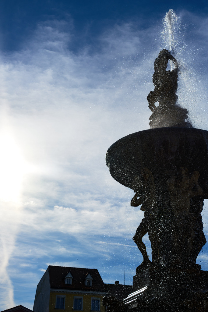Hauptplatz mit Samsonbrunnen | Budweis, Tschechoslowakei - June 16, 2022: Hauptplatz mit Samsonbrunnen und blauem Himmel. - Realisiert mit Pictrs.com