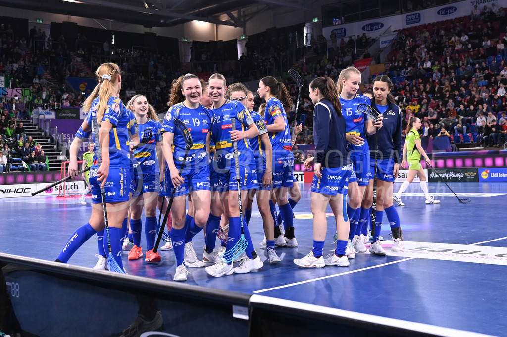 Kloten-Dietlikon Jets vs Skorpion Emmental Zollbrück - 15. April 2023 | Kloten-Dietlikon Jets vs Skorpion Emmental Zollbrück
Stimo Arena, Kloten
Noomi Überschlag (#19 Kloten-Dietlikon Jets) erzielt das 1:0.
Bild: Sportfotografie Markus Aeschimann | www.markus-aeschimann.ch - Realisiert mit Pictrs.com