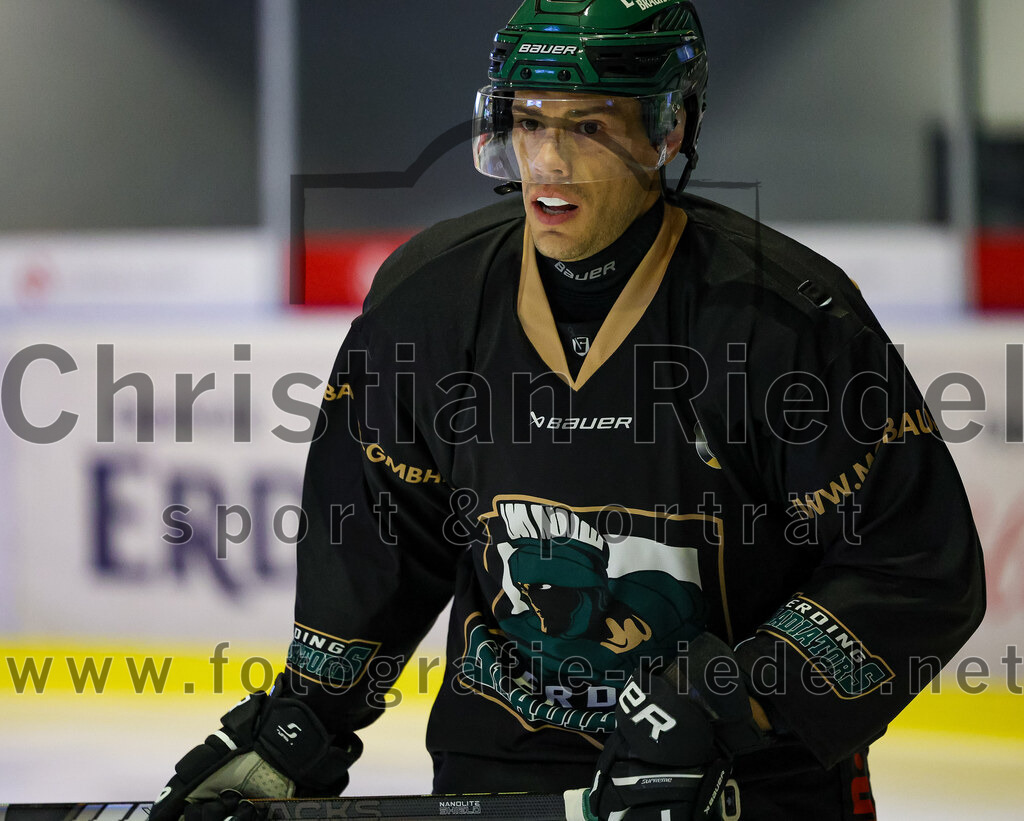 2025-12-05_008_TSV_Erding_gegen_Stuttgart_Rebels | Erding, Deutschland, 05.12.2025:Eishockey, Oberliga Süd 2025 / 2026, 23. Spieltag, TSV Erding gegen Stuttgart Rebels, Endergebnis: 5:6Mark Waldhausen (Erding Gladiators, #27)Foto: Christian Riedel / fotografie-riedel.net