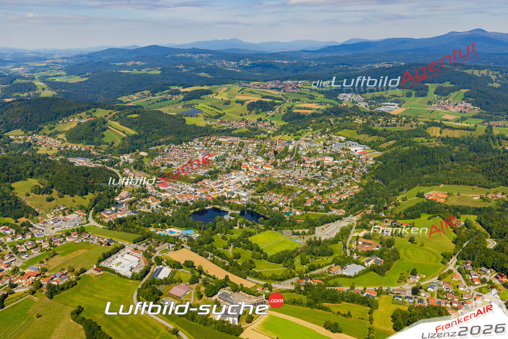 Luftaufnahme von  Grafenau - Die Luftaufnahme wurde 2025 vom UL-Flugzeug heraus erstellt ( keine Drohne ) - Hochauflösende Luftaufnahme - für professionelle Ausdrucke geeignet. Die Geschenkidee !Mit Lizenz und Bildrechte bestellbar