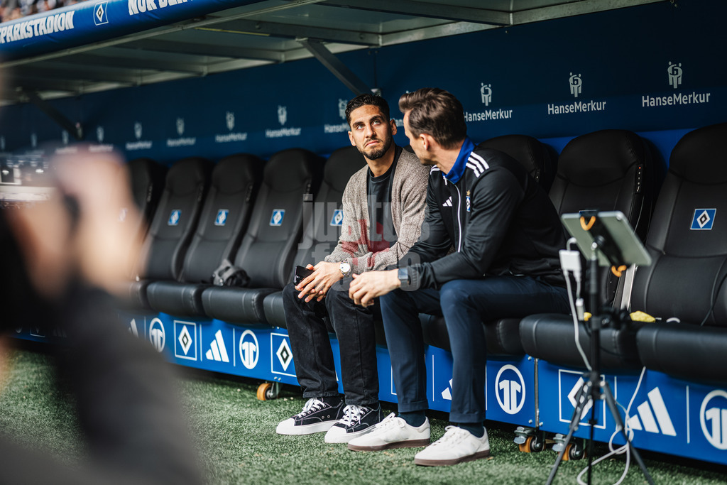 Fußball | Männer | Saison 2024/2025 | 2. Fußball-Bundesliga | 29. Spieltag | Hamburger SV vs. Eintracht Braunschweig | 11.04.2025 | Ludovit Reis (#14, HSV) links heute nicht im Kader im Gespräch mit Claus Costa (HSV) rechts