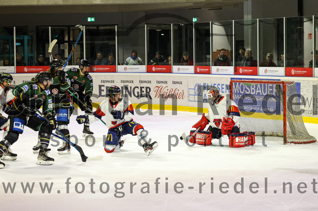 2023-02-19_098_TSV_Erding_gegen_VfE_Ulm-Neu-Ulm | Erding, Deutschland, 19.02.2023:
Eishockey, Bayernliga Meisterrunde Gruppe B 2022 / 2023, 5. Spieltag, TSV Erding gegen VfE Ulm/Neu-Ulm, Endergebnis: 

Michael Trox (Erding Gladiators, #86), Joona Schneider (VfE Ulm/Neu-Ulm e. V., #57), Torwart David Heckenberger (VfE Ulm/Neu-Ulm e. V., #3)

Foto: Christian Riedel / fotografie-riedel.net