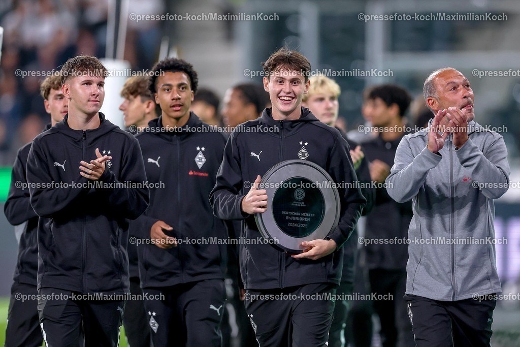 BMG02082501044 | 02.08.2025, Fußball, Borussia Mönchengladbach - FC Valencia, 125 Jahrfeier Jubiläumsspiel, Borussia-Park, Saison 2025 2026: Ehrung der U17 B Junioren Deutsche Meisterschaft Deutscher Meister Mannschaft Nachwuchsmannschaft DFB regulations prohibit any use of photographs as image sequences and or quasi-video.