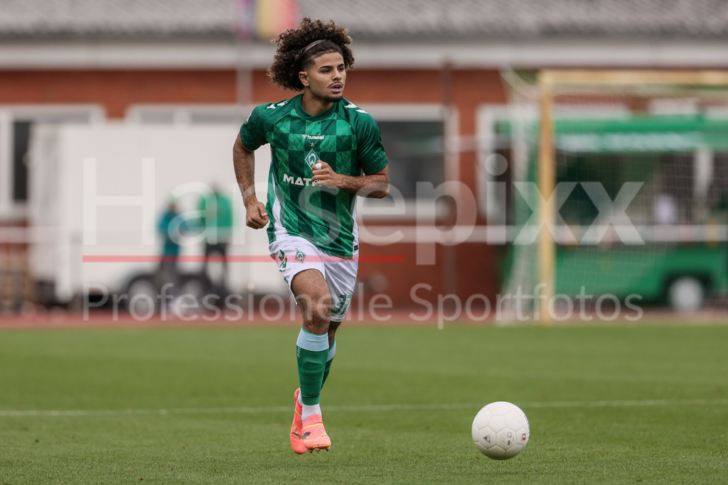 Fussball, Regionalliga Nord, SV Werder Bremen II - SV Todesfelde | v.li: Benjamin Atiabou (SV Werder Bremen II, 37) am Ball, Freisteller, Einzelbild, Ganzkörper, Aktion, Action, Spielszene