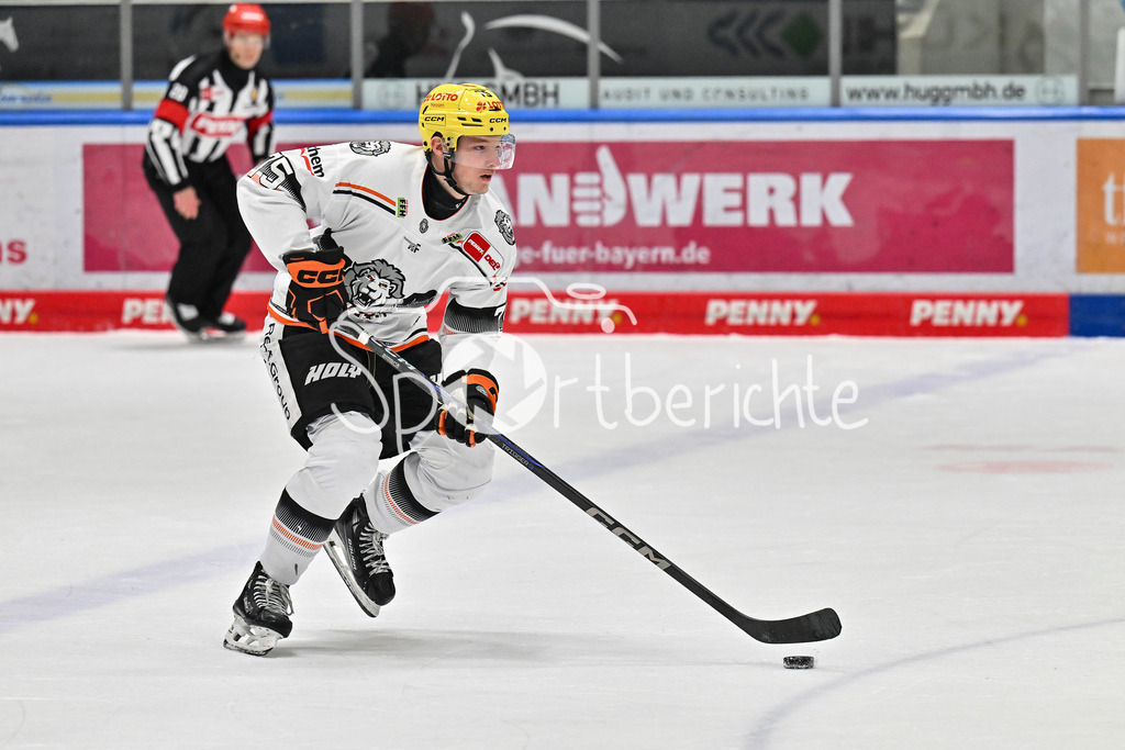Augsburger Panther - Löwen Frankfurt  | am Puck Julian NAPRAVNIK (Löwen Frankfurt #75) / Freisteller / Einzelfoto / DEL: Augsburger Panther - Loewen Frankfurt, Curt Frenzel Stadion am 12.01.2025