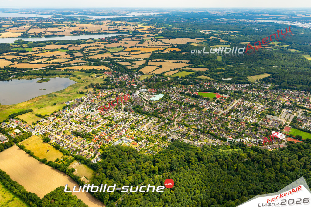 Das Luftbild der Stadt Ratekau wurde 2022 vom Flugzeug heraus erstellt (keine Drohnen-Aufnahmen) Aufnahmehöhe ca.450 Meter- hohe Bildauflösung und Druck-Qualität. Garantiert!