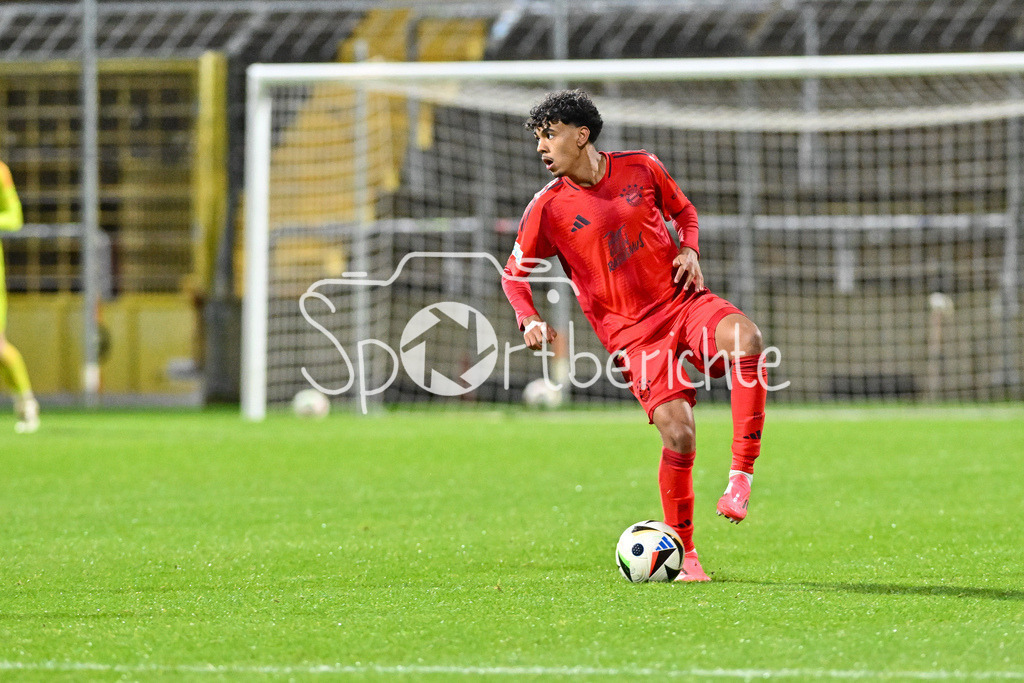 FC Bayern Amateure - TSV Buchbach | am Ball Adam AZNOU BEN CHEIKH (FC Bayern München II #3) / Freisteller / Einzelfoto / Regionalliga Bayern: FC Bayern München II - TSV Buchbach, Gruenwalder Stadion am 27.09.2024