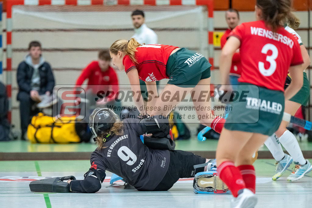 HK_20240114_108108 | 1. Bundesliga Damen Crefelder HTC - Uhlenhorst Mülheim am 14.1.2024 Halle Glockenspitz, Krefeld , Finja Stark Torfrau ( Uhlenhorst Mülheim #9 ) Rosser Mia ( Crefelder HTC #18 )