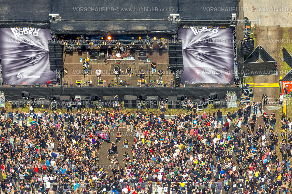 Bottrop240705772Kirchhellen_RuhrpottRodeo | Luftbild, Ruhrpott-Rodeo 2024 Musikevent am Flugplatz Schwarze Heide, Bühne mit Menschenmenge, Kirchhellen-Nord-West, Bottrop, Ruhrgebiet, Nordrhein-Westfalen, Deutschland