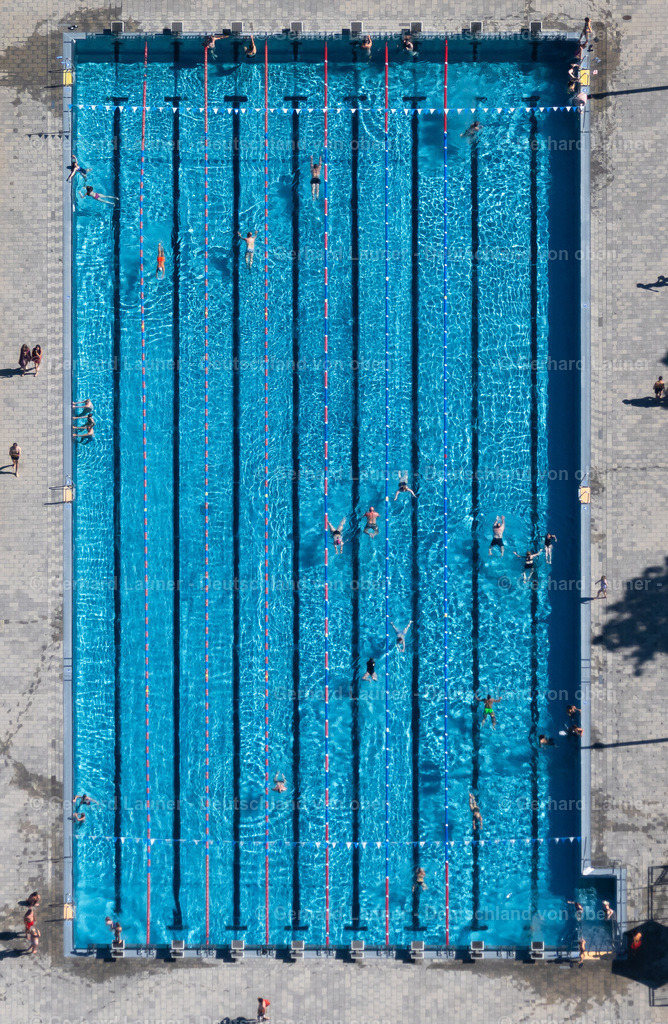 9102099 | ERFURT 14.06.2021 Schwimmbecken des Freibades " Nordbad " Im Nordpark in Erfurt im Bundesland Thüringen, Deutschland. Weiterführende Informationen bei: SWE Stadtwerke Erfurt GmbH. // Swimming pool of the " Nordbad " Im Nordpark in Erfurt in the state Thuringia, Germany. Further information at: SWE Stadtwerke Erfurt GmbH. Foto: Gerhard Launer