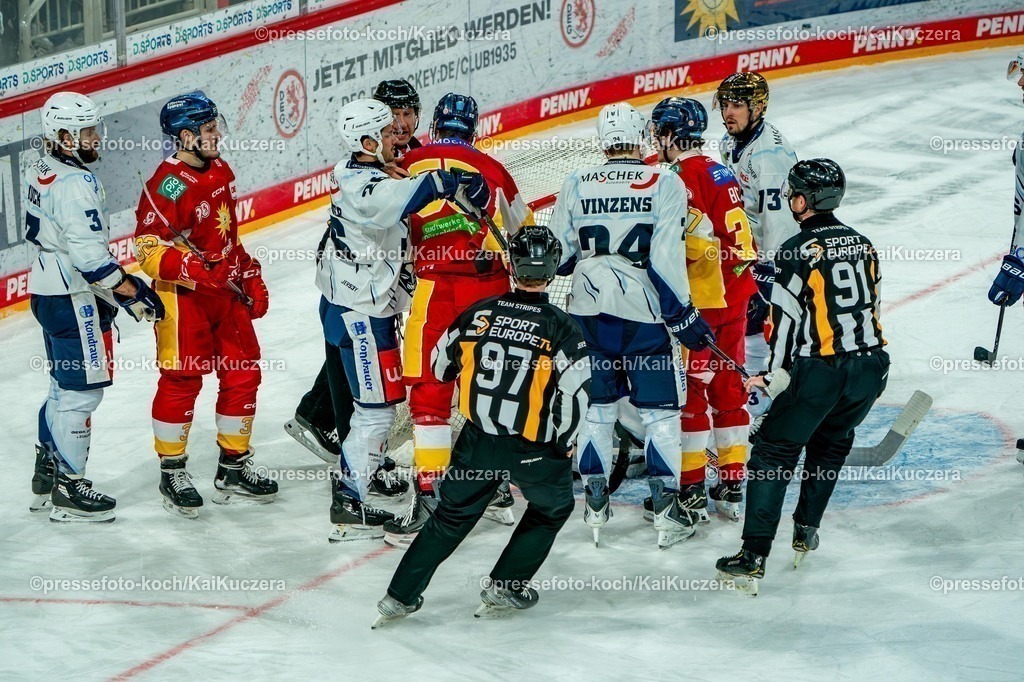 xKKUx26102501030 | 26.10.2025, xydrx, Eishockey, DEL2, Düsseldorfer EG - Blue Devils Weiden, PSD Bank Dome Düsseldorf:  Tummult vor dem Tor von  Goaly Felix Noack (Weiden #60) 