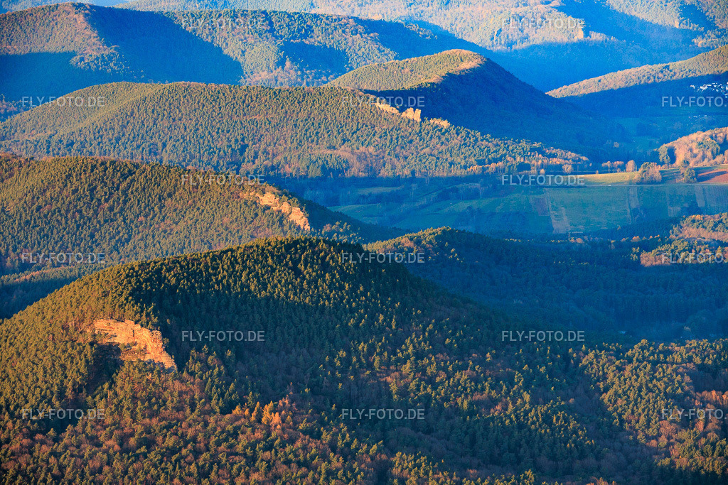 Sandsteinkletterfelsen Kieungerfels, Rötzenfels und Dimbergpfeiler im Pfälzerwald | Luftbild: Sandsteinkletterfelsen Kieungerfels, Rötzenfels und Dimbergpfeiler im Pfälzerwald im Ortsteil Gossersweiler in Gossersweiler-Stein im Bundesland Rheinland-Pfalz in Deutschland. Foto: IMG_151801.jpg vom 22.11.2025 durch Werner Riehm/FLY-FOTO.de - Realisiert mit Pictrs.com