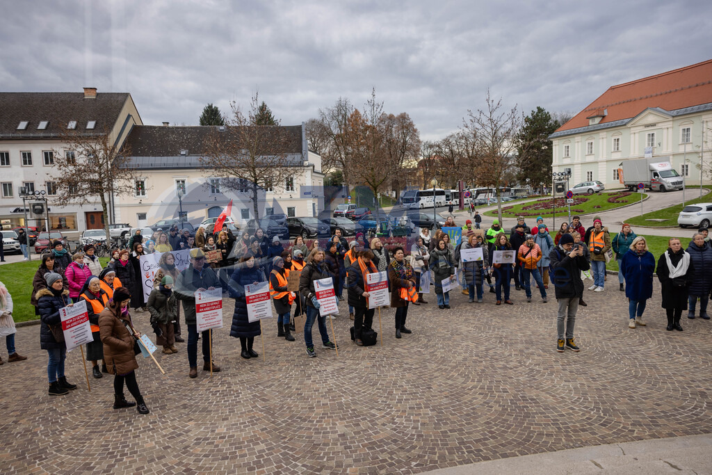 RR5M5903 | 29.NOV.24-Protestmarsch gegen Gewalt-Copyright: Katholische Kirche Kärnten/Denk Dich Neu/Trainproduction/Matthias Trinkl