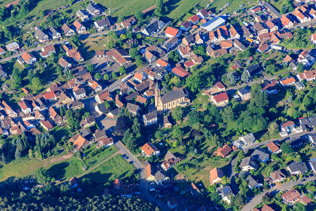 Luftbild: Kirche St. Gallus in der Dorfmitte in Birkenhördt im Bundesland Rheinland-Pfalz in Deutschland. Foto: IMG_080049.jpg vom 05.06.2015 durch Werner Riehm/FLY-FOTO.de