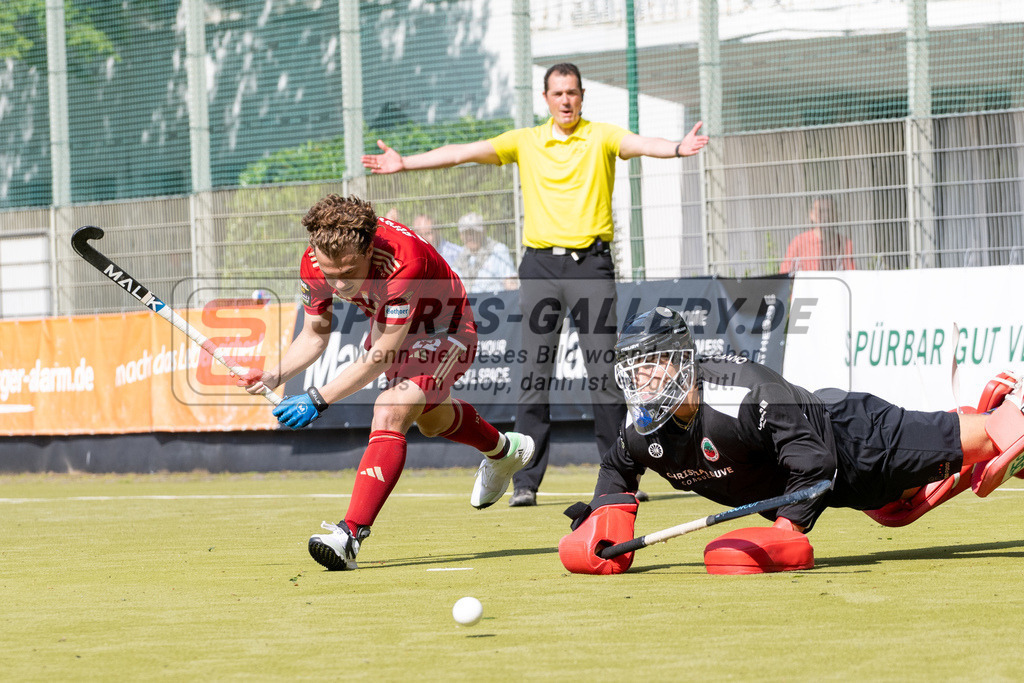 SFE_20240511_0195 | Krefeld, Deutschland, 11.05.2024: Michel Struthoff (Rot-Weiss Köln) Onyekwue NnaJi (Crefelder HTC) in Aktion waehrend des Spiels der Feldhockey 1. Bundesliga Herren zwischen Crefelder HTC - Rot Weiss Köln im Gerd-Wellen-Hockeyanlage am 11.05.2024 in Krefeld, Deutschland. (Foto von Stephan Fehrmann)

Krefeld, Germany, 11.05.2024: Michel Struthoff (Rot-Weiss Köln) Onyekwue NnaJi (Crefelder HTC) in action during the game of Feldhockey 1. Bundesliga Herren between Crefelder HTC - Rot Weiss Köln in Gerd-Wellen-Hockeyanlage at 11.05.2024 in Krefeld, Deutschland. (Foto from Stephan Fehrmann)