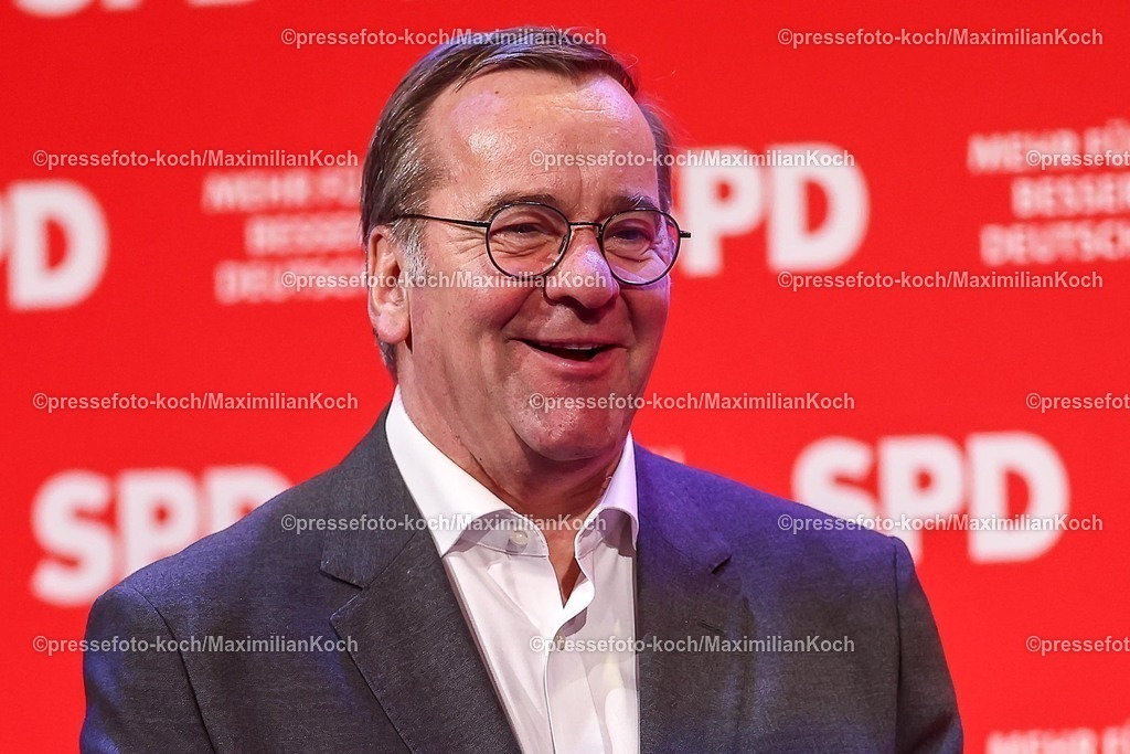 SPD21022502163 | 21.02.2025, Wahlkampfveranstaltung SPD,  Abschlusskundgebung der Sozialdemokratische Partei Deutschlands vor den Bundestagswahlen, Westfalenhalle Dortmund. Im Bild: Verteidigungsminister Boris Pistorius (Bundesverteidigungsminister) lachend grinsend Freude lächelnd