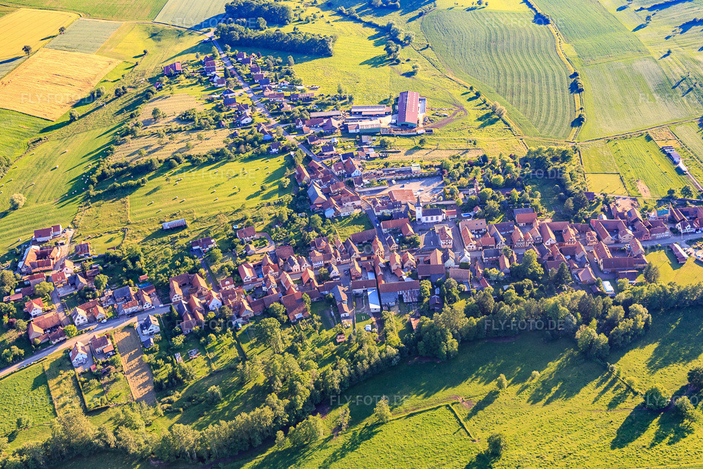 Luftbild: Ortsansicht von Nordosten in Bischholtz im Bundesland Bas-Rhin in Frankreich. – Foto: IMG_115426.jpg vom 16.06.2019 durch Werner Riehm/FLY-FOTO.de – Auflösung des Originals: 5318 x 3546 px