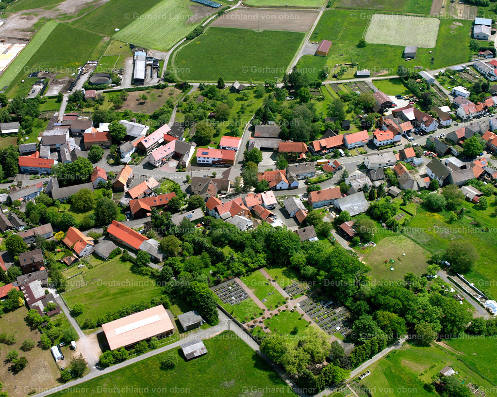 2614072 | STUMPERTENROD 09.06.2006 Landwirtschaftliche Nutzflächen und Feldgrenzen  umsäumen das Siedlungsgebiet des Dorfes in Stumpertenrod im Bundesland Hessen, Deutschland // Agricultural land and field boundaries surround the settlement area of the village  in Stumpertenrod in the state Hesse, Germany Foto: Gerhard Launer