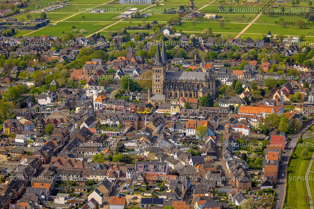 Xanten240402349 | Luftbild, kath. Kirche Dom St. Viktor in der Altstadt, Rathaus und Wohngebiet, Xanten, Niederrhein, Nordrhein-Westfalen, Deutschland