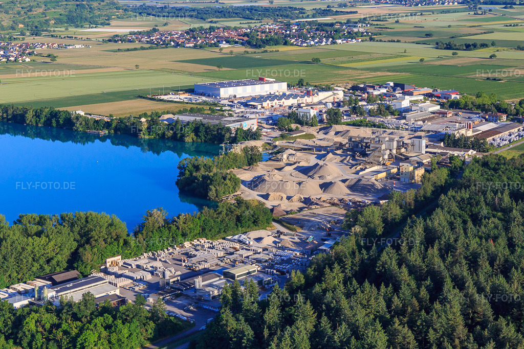 Luftbild: Rimsinger Baggersee / Kiesgrube Niederrimsingen mit Betonwerk Müller GmbH & Co. KG, P & S-Beton GmbH & Co. KG und H+H Kalksandstein GmbH im Ortsteil Oberrimsingen in Breisach im Bundesland Baden-Württemberg in Deutschland. – Foto: IMG_147806.jpg vom 30.05.2025 durch Werner Riehm/FLY-FOTO.de – Auflösung des Originals: 5272 x 3515 px – Beton MüllerBetonfertigteile für den Tiefbau – P&S Beton – H+H Deutschland GmbH - Ihr Partner für Porenbeton & Kalksandstein