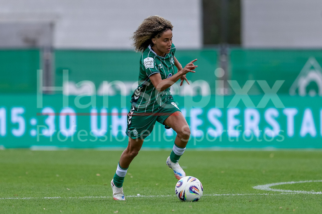 Fussball, Google Pixel Frauen-Bundesliga, SV Werder Bremen - TSG 1899 Hoffenheim | Amira Arfaoui (SV Werder Bremen, 8) am Ball, Freisteller, Einzelbild, Ganzkörper, Aktion, Action, Spielszene, DIE DFB-RICHTLINIEN UNTERSAGEN JEGLICHE NUTZUNG VON FOTOS ALS SEQUENZBILDER UND/ODER VIDEOÄHNLICHE FOTOSTRECKEN. DFB REGULATIONS PROHIBIT ANY USE OF PHOTOGRAPHS AS IMAGE SEQUENCES AND/OR QUASI-VIDEO.