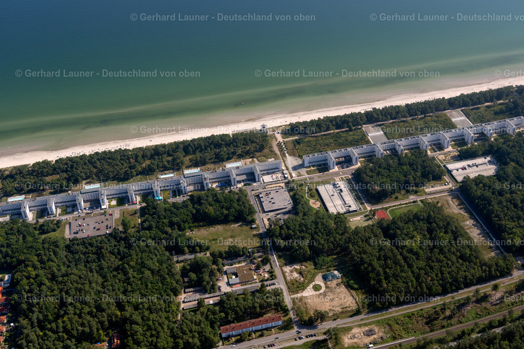4061330 | BINZ 08.09.2021 Gebäudekomplex der ehemaligen Militär- Kaserne " Koloss von Prora " im Ortsteil Prora in Binz im Bundesland Mecklenburg-Vorpommern. Das KdF Bad Prora und die ehemalige Ferienanlage wird u.a. durch die Baltic Bau – Baltische Immobilienverwaltungs GmbH zu einer attraktiven Eigentumswohnanlage mit Ferienwohnungen am Strand der Ostsee umgebaut, modernisiert und saniert. // Building complex of the former military barracks " Koloss von Prora " in the district Prora in Binz in the state Mecklenburg - Western Pomerania. Foto: Gerhard Launer
