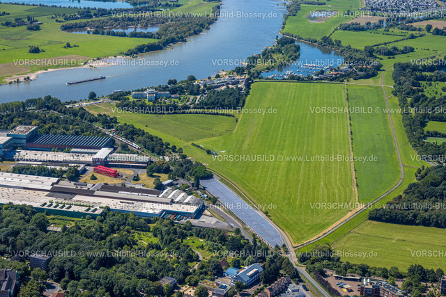 Wesel240802498 | Luftbild, Wiesenfläche und Blick zum Fluss Rhein, Rheinbad mit Wasserrutsche an der Rheinpromenade und aktuelle Baustelle, sternförmiges Welcome Hotel Wesel, Yachthafen Wesel RTGW Yachtclub, Wesel, Ruhrgebiet, Niederrhein, Nordrhein-Westfalen, Deutschland