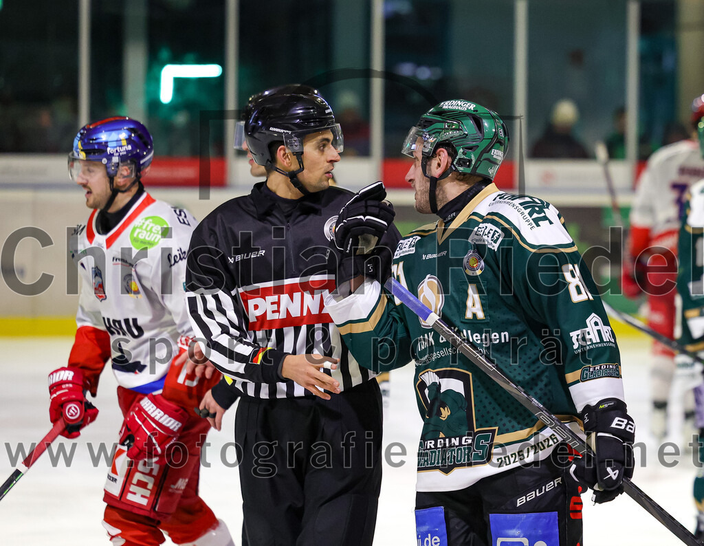 2026-01-18_125_TSV_Erding_gegen_Selber_Woelfe | Erding, Deutschland, 18.01.2026:Eishockey, Oberliga Süd 2025 / 2026, 38. Spieltag, TSV Erding gegen Selber Wölfe, Endergebnis: 2:3 n.V.Lois Spitzner (Selber Wölfe, #13), Maximilian Forster (Erding Gladiators, #81)Foto: Christian Riedel / fotografie-riedel.net