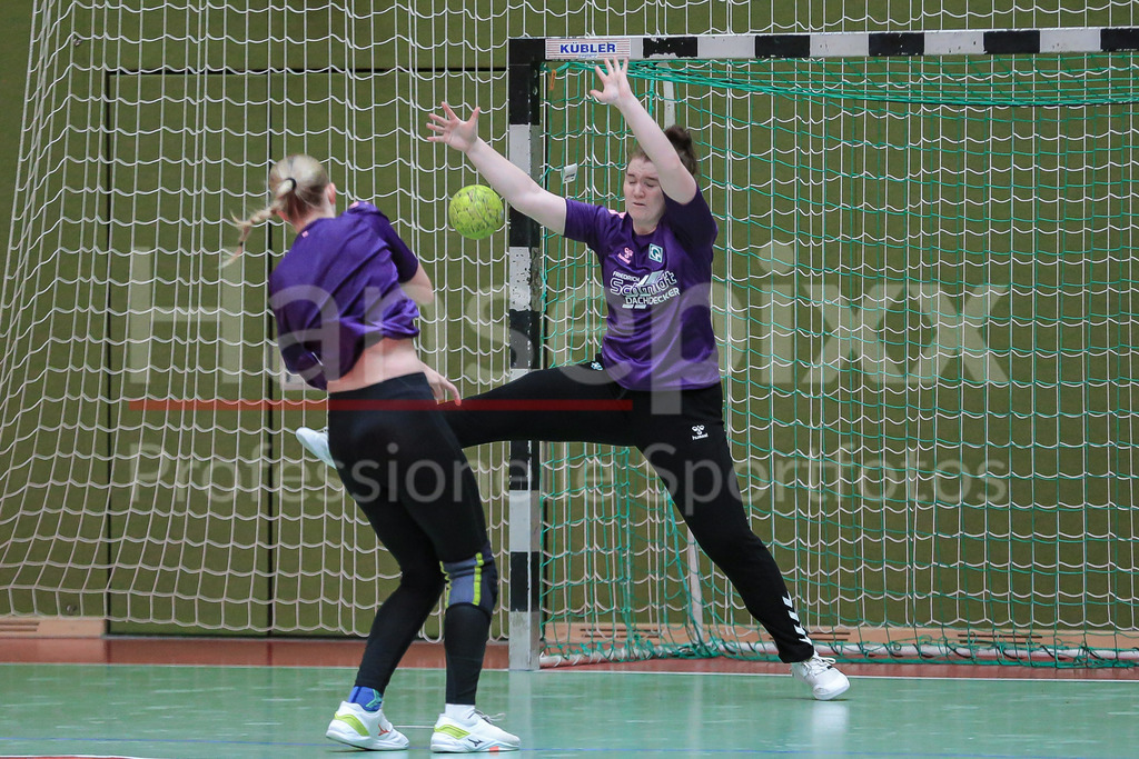 Handball, 2. Bundesliga Frauen, Training SV Werder Bremen | v.li.: Leonie Schumacher (Torhüterin, Torwart, SV Werder Bremen, 12) bei einer Abwehr, Abwehrversuch