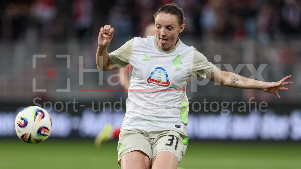 Fussball, Google Pixel Frauen-Bundesliga, 1. FC Union Berlin - SV Werder Bremen | Verena Wieder (SV Werder Bremen, 31) am Ball, Einzelbild, Ganzkörper, Aktion, Action, Spielszene, Portrait, Nahaufnahme, Einzelfoto, Einzelbild, DIE DFB-RICHTLINIEN UNTERSAGEN JEGLICHE NUTZUNG VON FOTOS ALS SEQUENZBILDER UND/ODER VIDEOÄHNLICHE FOTOSTRECKEN. DFB REGULATIONS PROHIBIT ANY USE OF PHOTOGRAPHS AS IMAGE SEQUENCES AND/OR QUASI-VIDEO.
