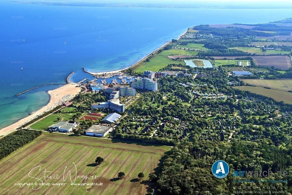 Luftbild Ostsee Resort Damp - Die Umgestaltung von einer Wiese in ein modernes Ferienresort | Die Umgestaltung von einer Wiese in ein modernes Ferienresort, bekannt als „Damp 2000“, markiert einen entscheidenden Wendepunkt in der Geschichte des Ortes, der durch lokale Initiativen und touristische Entwicklung geprägt wurde. Heute ist das Ostsee Resort Damp ein beliebter Urlaubsort mit zahlreichen Unterkünften, Freizeitangeboten und direktem Zugang zur Ostsee.