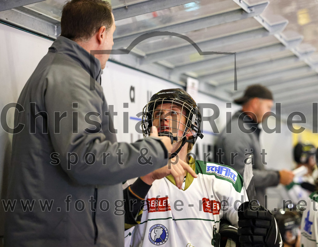 2022-09-09_029_TSV_Erding_gegen_Deggendorfer_SC | Erding, Deutschland, 09.09.2022:
Eishockey, Bayernliga 2022 / 2023, Testspiel, TSV Erding gegen Deggendorfer SC, Endergebnis: 2:5

Trainer Andreas Becher (Erding Gladiators)

Foto: Christian Riedel / fotografie-riedel.net