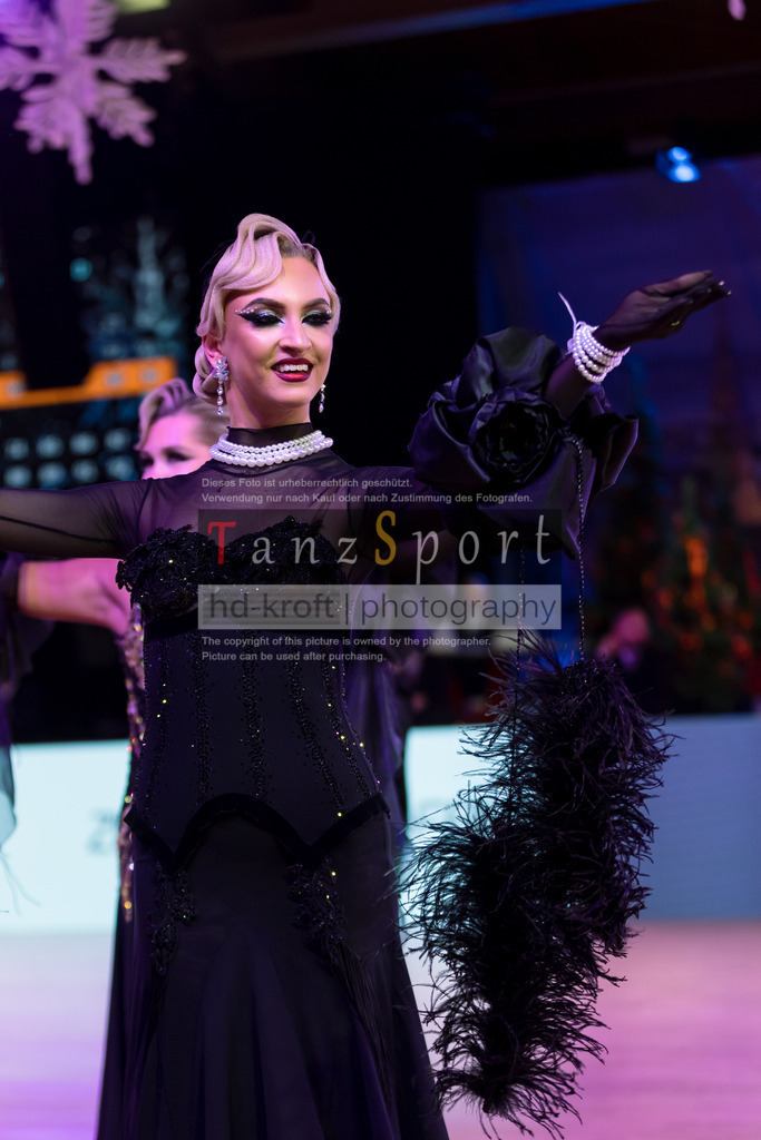 20241215_WDSF_Int_Open_Std-Riga-8691 | Tanzsportbilder, Standardtanz, Lateintanz, WDSF, DTV, LTVB, dancecomp, goc, hessen tanzt, blaues band der spree, walzer, tango, wiener walzer, slowfox, quickstepp, samba, rumba, cha-cha-cha, paso doble. jive, hd-kroft photography, turniertanzsport