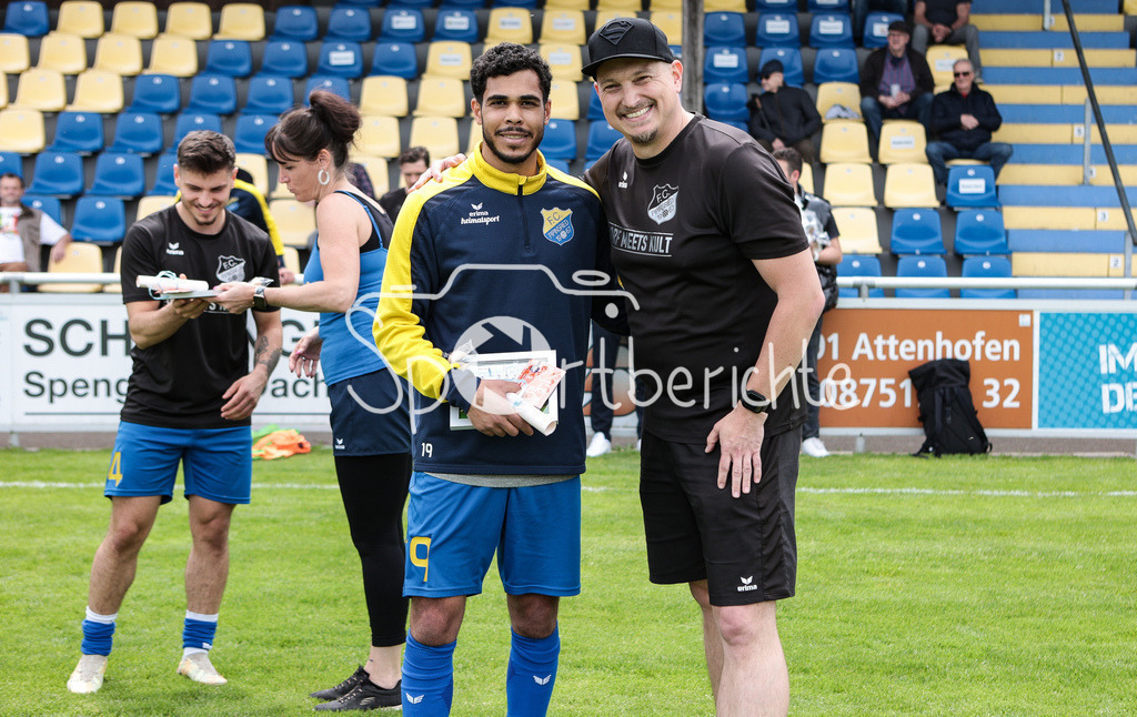 FC Pipinsried - SV Wacker Burghausen | Der FC Pipinsried verabschiedet vor der Partie gegen Burghausen noch einige Spieler / Im Bild Nicoy RICTER (FCP #19) und Praesident Benny Rauch