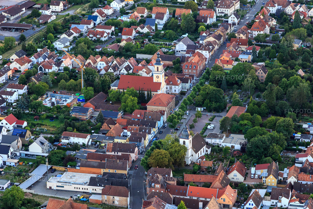 Luftbild: Queichheimer Hauptstraße mit Protestantische Kirche und Katholische Kirche Mariä Himmelfahrt im Ortsteil Queichheim in Landau im Bundesland Rheinland-Pfalz in Deutschland. Foto: IMG_133614.jpg vom 12.07.2022 durch Werner Riehm/FLY-FOTO.de